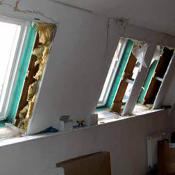 Interiér během rekonstrukce, osazení vrstvy nových střešních oken