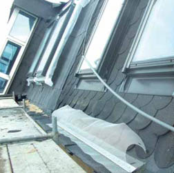 Nově osazená střešní okna do vrstvy tepelné izolace (vzadu)