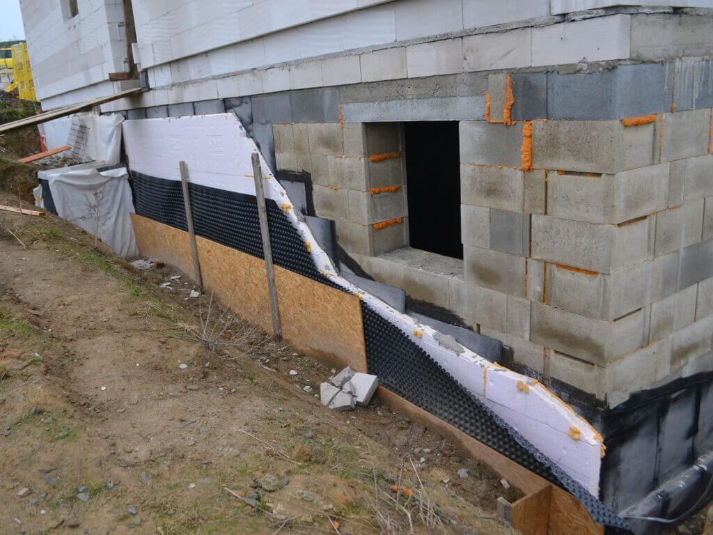 Realizované vrstvy na suterénní stěně včetně ochrany drenážní vrstvy deskami OSB