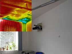 termogram nevzduchotěsného styku stěny a střechy