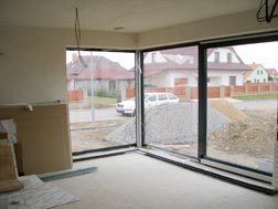 obývací pokoj s fixními velkoformátovými okny