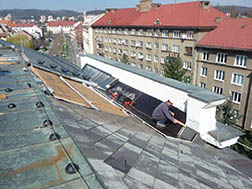 střecha budovy okresního soudu v Chomutově