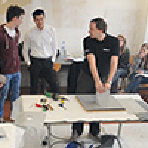 TECHNICI ATELIERU DEK MEZI STUDENTY