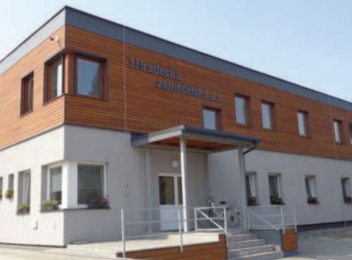 REALIZACE SYSTÉMU DEKPANEL D A VĚTRANÉ FASÁDY S DŘEVĚNÝM OBKLADEM NA ROŠT DEKMETAL