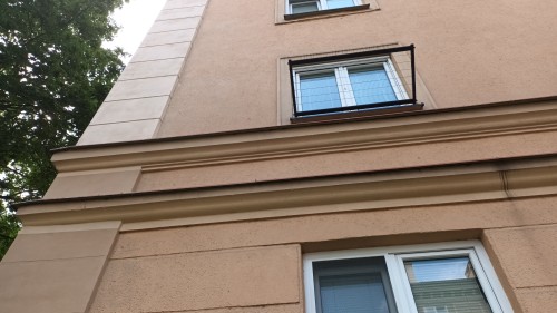 Ukázka řešení potíží s nízkou vnitřní povrchovou teplotou lokálním kontaktním zateplením rohů budovy v památkové zóně