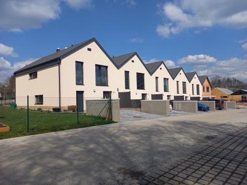 Šikmé střechy řadových rodinných domů s hydroizolací z PVC-P fólie a profily ALKORDESIGN