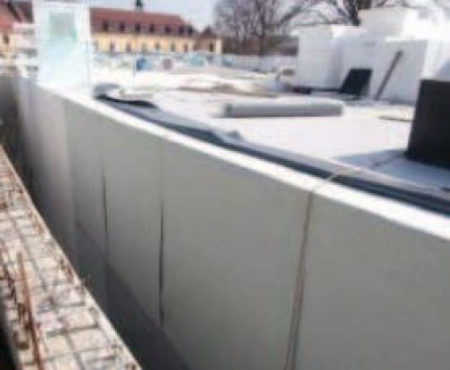 IZOLACE BUDOVY S VEGETAČNÍ STŘECHOU NAVAZUJÍCÍ NA OKOLNÍ TERÉN