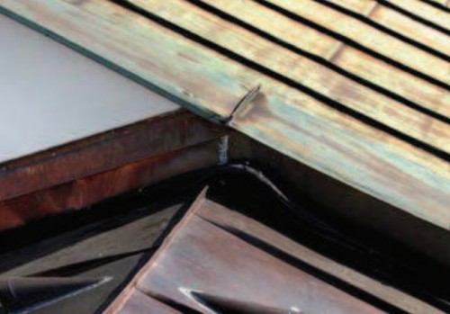 NAPOJENÍ KLEMPÍŘSKÝCH KONSTRUKCÍ NA PŘILEHLÉ STAVEBNÍ KONSTRUKCE