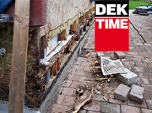 Degradace stěn dřevostavby způsobená neudržovaným odvodněním střechy