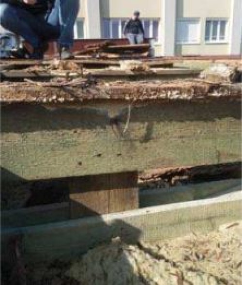 VLHKOSTNÍ PROBLÉMY LEHKÉ DŘEVĚNÉ PLOCHÉ STŘECHY S NETĚSNOU PAROZÁBRANOU A VADNÝMI ODTAHY VNITŘNÍHO VZDUCHU