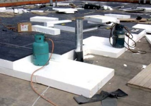 REALIZACE STŘECHY S PROVIZORNÍ HYDROIZOLAČNÍ VRSTVOU CHRÁNÍCÍ INTERIÉR BUDOVY V PRŮBĚHU VÝSTAVBY