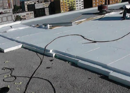 STABILIZACE VRSTEV REKONSTRUOVANÉ PLOCHÉ STŘECHY NOVOU HMOTNOU VRSTVOU