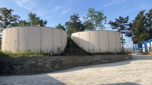 Střechy nových vodojemů v pražské ZOO