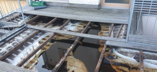 Rekonstrukce nepovedené terasy a nové připevnění jejího zábradlí