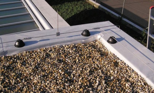 SPOLEHLIVOST HYDROIZOLAČNÍ VRSTVY NA INVERZNÍ STŘEŠE A NA PROVOZNÍ STŘEŠE