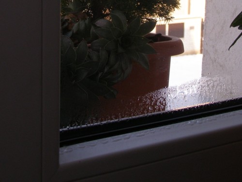 Proč se rosí okna a jak tomu předejít