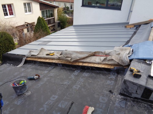 Vlhkostní poruchy chybně navržené jednoplášťové střechy s dřevěnou konstrukcí nad bazénem a její rekonstrukce