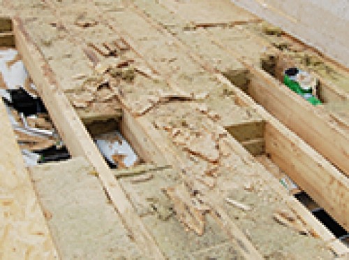 Zatékání do skladby ploché střechy se zabudovanými dřevěnými prvky