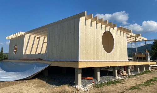 Dřevěný dům ze systému DEKPANEL na roštu a prefabrikovaných betonových pilotách