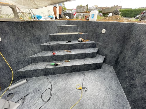 Zajímavá realizace venkovního bazénu u rodinného domu s hydroizolační fólií z měkčeného PVC