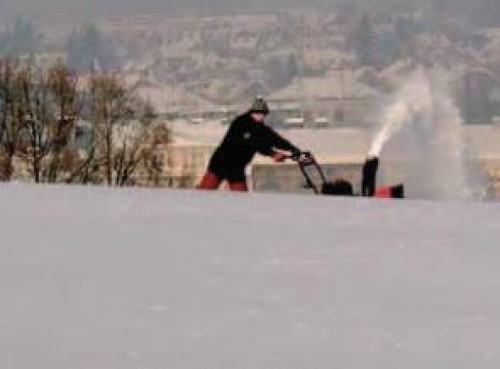 NÁSTRAHY SHAZOVÁNÍ SNĚHU ZE STŘECH