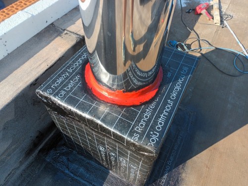 Řešení prostupů komínů skladbou střechy