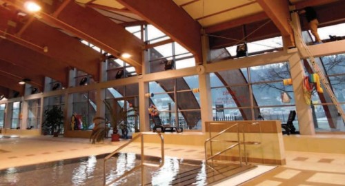 VLHKOSTNÍ CHOVÁNÍ DŘEVĚNÉHO VAZNÍKU PŘI PROSTUPU OBVODOVÝM PLÁŠTĚM BAZÉNOVÉ HALY