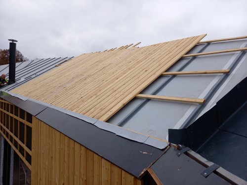 Šikmá střecha s dřevěným obkladem na profilech ALKORSOLAR