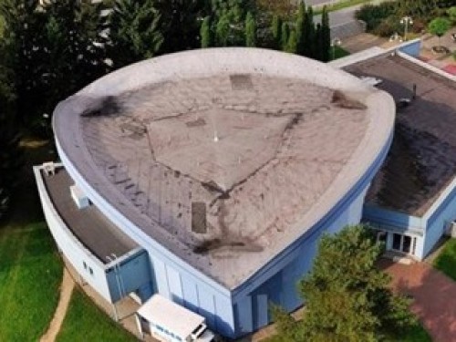 Rekonstrukce střechy kina Kosmos v Třinci